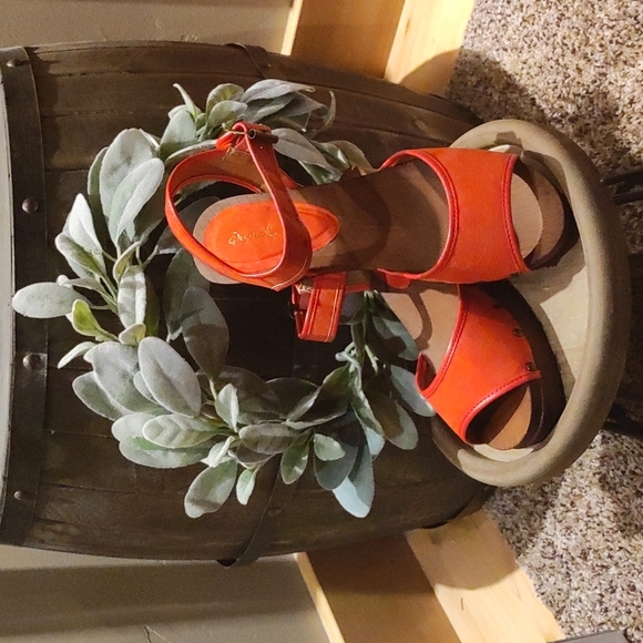 EUC Blood Orange/Red Sandals - Picture 1 of 1